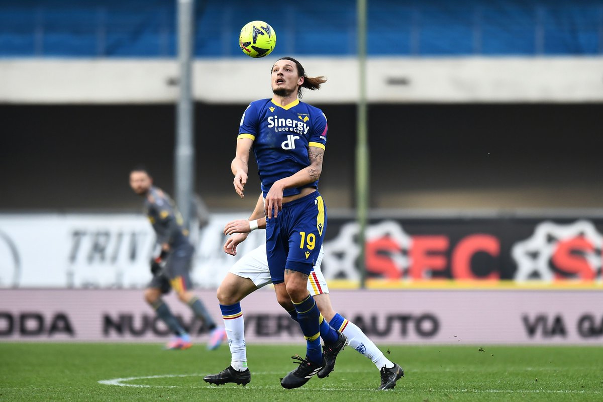 fballassistant's tweet photo. Milan #Duric contro la Roma: 
• 0 tiri in porta
• 9 passaggi riusciti
[...]
• 12 (!!) duelli aerei vinti

Classico Duric 🇧🇦 #VeronaRoma https://t.co/zvOjn87zks