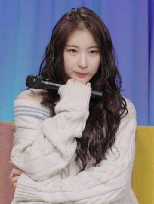 forleechaeyeon_'s tweet photo. I'm excited for Track list for later wahhhhhhhh what song Chaeyeon have!?!?!?! https://t.co/Yv6MZPNbI7