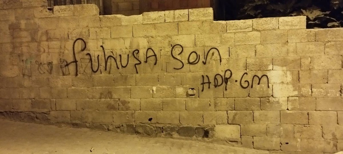 DEMURFAGENC's tweet photo. Urfa sokaklarından sesleniyoruz. Yozlaşmaya,çeteleşmeye,fuhuşa,uyuşturucuya ve özel savaşın her türlüsüne karşın mücadelemiz devam edecektir.

 “LI DIJİ ŞERÊ TAYBET TÊKOŞÎNEK BI HEYBET” https://t.co/ZDEX0lERbc