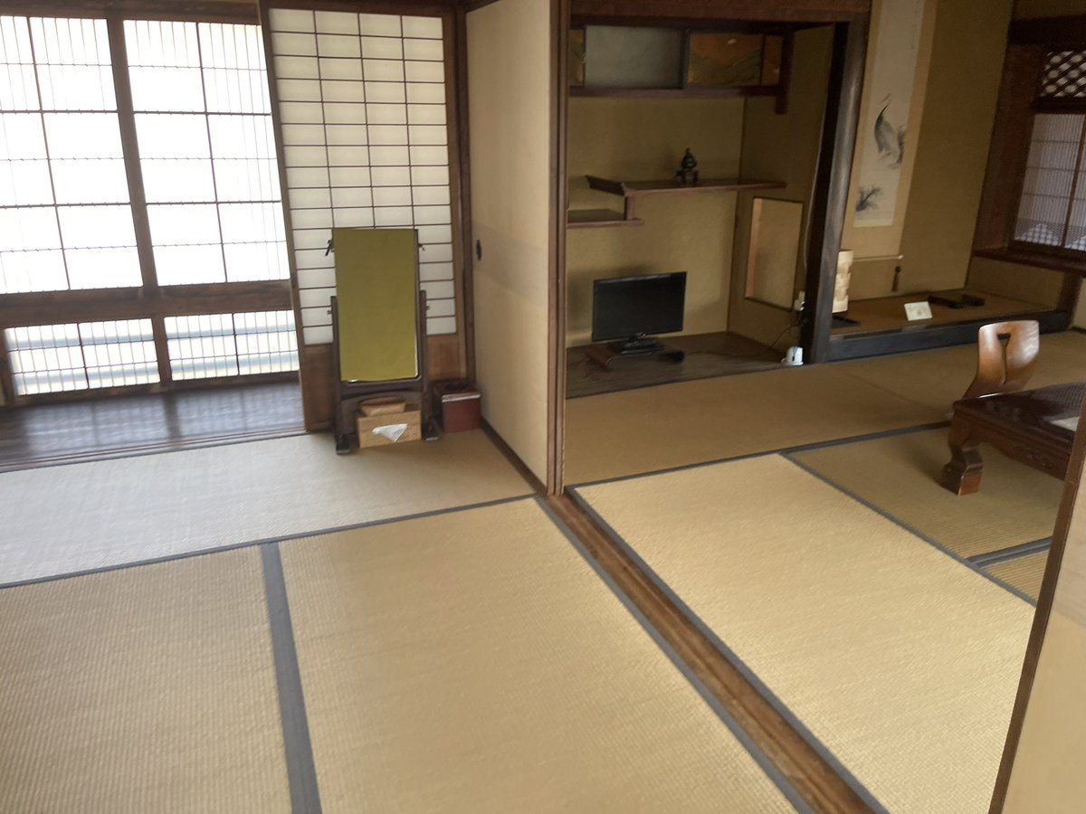#札束と温泉 舞台となった『山田別荘』へ聖地巡礼
御厚意をいただき館内を見せていただきました！そして、あの露天風呂へも♨️
なかもすごく素敵で広くて迷路みたいだった。本編を思い出しながら感動しまくりでした。次は必ず泊まりたいです。
ありがとうございました。
#山田別荘
#別府