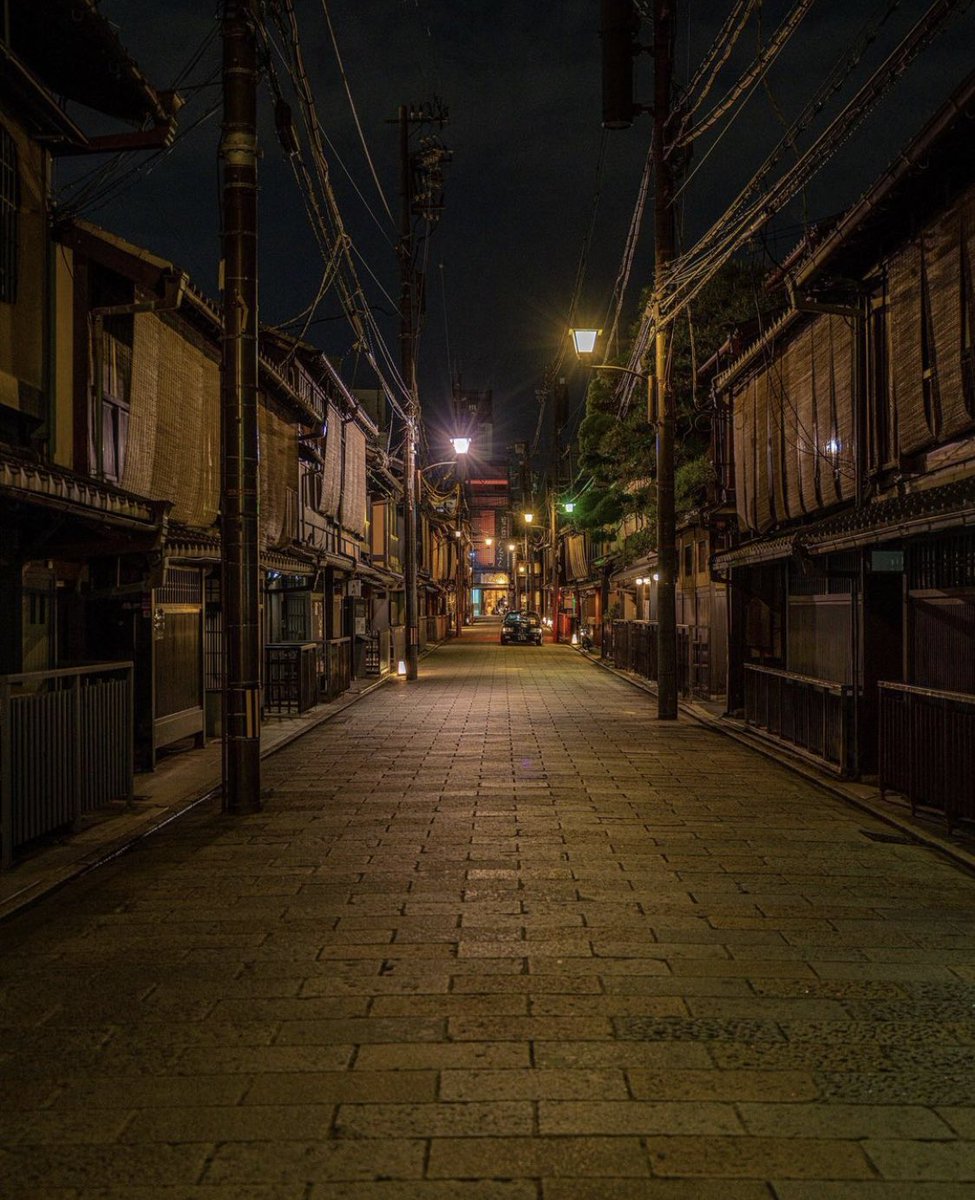 AguideMonsieur's tweet image. Un soir à Kyoto