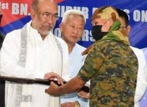 bravo723215669's tweet photo. @sidayaiwaikhom @PMOIndia @narendramodi @AmitShah @HomeMinistr2024 @Spearcorps @IndiaToday @NELiveTV @manipur_police @PTI @KaranThapar_TTP CM Biren Singh Handing over weapons to Arambai Terrorists to kill tribals and attack the Indian Army. 

He also facilitated PLA Militant for causing casualties to Indian Army

#MeiteiTerrorists 
#Meitei_Anti_Indian 
#Meitei_Separatists 
#MeiteisLiesXposed
#MeiteiLiesXposed https://t.co/1ZYhN2zGSz