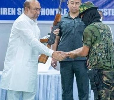 bravo723215669's tweet photo. @sidayaiwaikhom @PMOIndia @narendramodi @AmitShah @HomeMinistr2024 @Spearcorps @IndiaToday @NELiveTV @manipur_police @PTI @KaranThapar_TTP CM Biren Singh Handing over weapons to Arambai Terrorists to kill tribals and attack the Indian Army. 

He also facilitated PLA Militant for causing casualties to Indian Army

#MeiteiTerrorists 
#Meitei_Anti_Indian 
#Meitei_Separatists 
#MeiteisLiesXposed
#MeiteiLiesXposed https://t.co/1ZYhN2zGSz