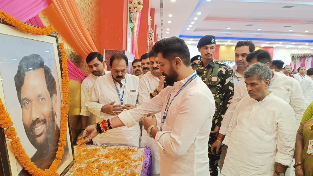 LJP4India's tweet photo. आज पटना में राष्ट्रीय अध्यक्ष आदरणीय श्री @iChiragPaswan जी ने बिहार प्रदेश के सभी प्रकोष्ठ के प्रदेश अध्यक्ष, जिला प्रभारी / सह प्रभारी एवं सभी प्रकोष्ठ के जिला अध्यक्ष की समीक्षा बैठक कर संगठन विस्तार हेतु आवश्यक दिशा निर्देश दिए। https://t.co/5kdRhiV7Fh