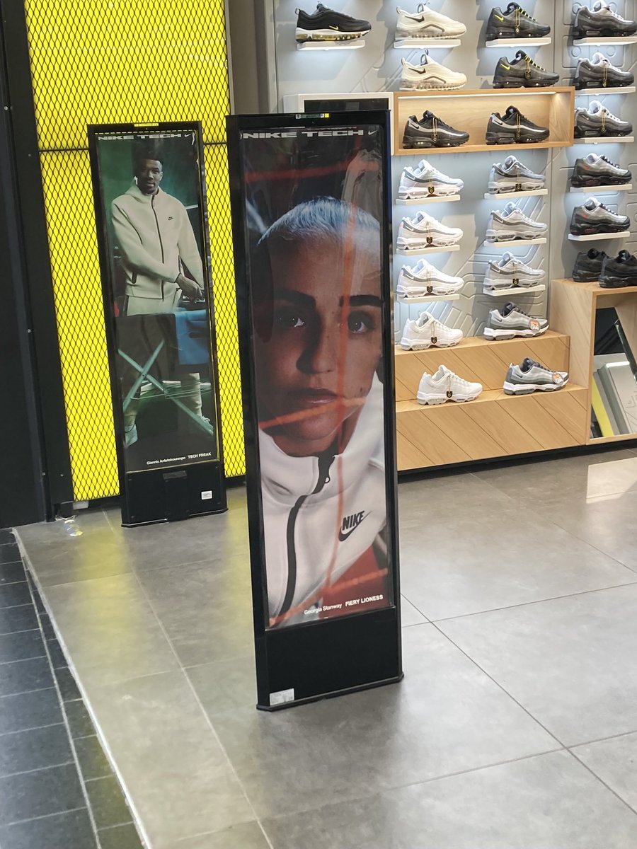 Amazing to see @StanwayGeorgia face being used by @JDSports in their store in Glasgow!!! It’s about time our @Lionesses faces are used by big chains like this!!! Bravo ❤️❤️