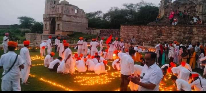 bhanwarsareta's tweet photo. #जय_राजपूताना_संघ का हमेशा से प्रयास रहा है महापुरुषों देवियों के सम्मान में खड़े रहे इसी प्रयास में दिनांक-26/08/2023 को इतिहास में प्रथमबार #जोहर_स्थल_चित्तौड़गढ़ पर 16000  दीप प्रज्जवलित कर उन महान शक्तियों को आत्मांजलि प्रदान की।
ह्रदय से आभार #जय_राजपूताना_संघ की पूरी टीम को https://t.co/8fNodgBIWK