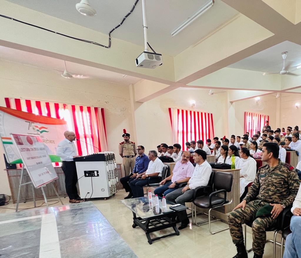 prodefencejammu's tweet photo. #SayNoTodrugs
#NashaMuktiAbhiyan

#IndianArmy alongwith with Anti-Narcotics Task Force (#ANTF), Jammu zone organised an #AwarenessLecture on drug abuse at Govt degree college, #Khour to create awareness among youth about ill effects of drug abuse.

@SpokespersonMoD
@adgpi https://t.co/vb1j4UcBkm