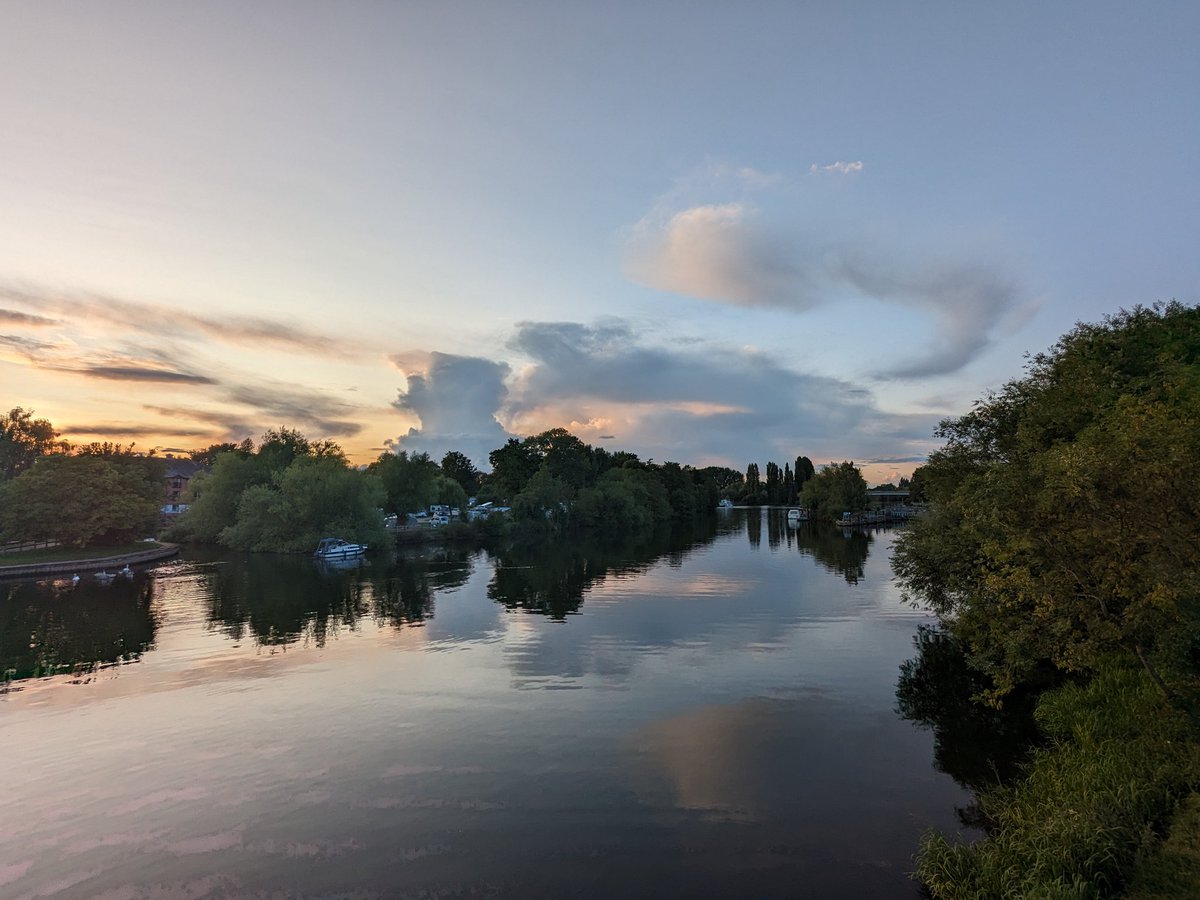 Lovely skies over Surrey last night, somewhere in Berkshire looked like it was getting a storm. The River Thames was remarkably calm.