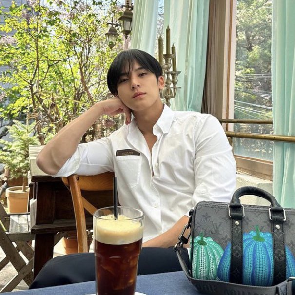 serenovade's tweet photo. what if?

mingyu is the son of the president and wonwoo is the prince of Yogyakarta  

a minwon local au inspired by rwrb (movie) https://t.co/4JedrlWGOb