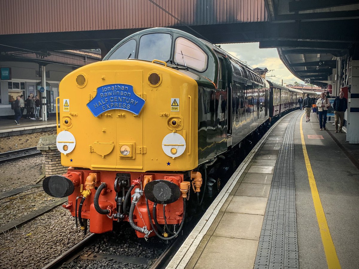 miles_chains's tweet photo. Good morning everyone, today we have a little English Electric finery at York in the guise of D213 ‘Andania’. This loco is absolutely stunning, and a welcome distraction! Hope you all have a great Sunday, take care all. #Class40 #Whistler #D213 #LSL #EnglishElectric #Andania https://t.co/Tde0pCbUJG
