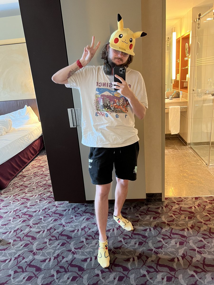 Heyecanınızı ve ilginizi kaybetmeyi büyümek zannediyorsunuz çünkü.

Olgunlaşmak demek; keyifsiz, katı biri olmak sanıyorsunuz.

Toplum size “adam olmuş” desin diye hayattan keyif almayı bırakıyorsunuz. 

Ben bi gün çocuğum olursa,  pokemonlara onunla birlikte heyecanlanacağım ✨