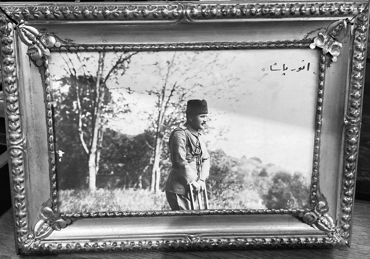Enveerland's tweet photo. "Biliyor musunuz hiç dostum yok; olmasını da istemiyorum. Herkesle iyi geçiniyorum; ama, kimsenin bana yaklaşmasına izin vermiyorum."

✍ Enver Paşa https://t.co/03eH8FU3Jh
