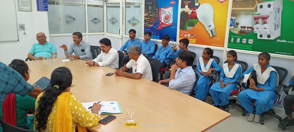 HPL_Official's tweet photo. Last Friday, the Director of the Bureau of Indian Standards (BIS), accompanied by a group of school students, paid a visit to our Wire and Cable Plant located in Karnal.
#hplindia #hplelectric #hplproducts #wirefactory #karnal https://t.co/rOwHUIqYBo