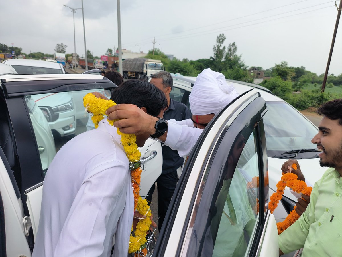 PurshottamDangi's tweet photo. आज राघोगढ़ से आगर जाते समय ब्यावरा बायपास मोटल होटल सरपंच ढाबा के सामने  पूर्व मंत्री एवं राघोगढ़ विधायक आदरणीय बाबा साहब जयवर्धन सिंह जी का स्वागत करते हुए https://t.co/C8bI34PHrA