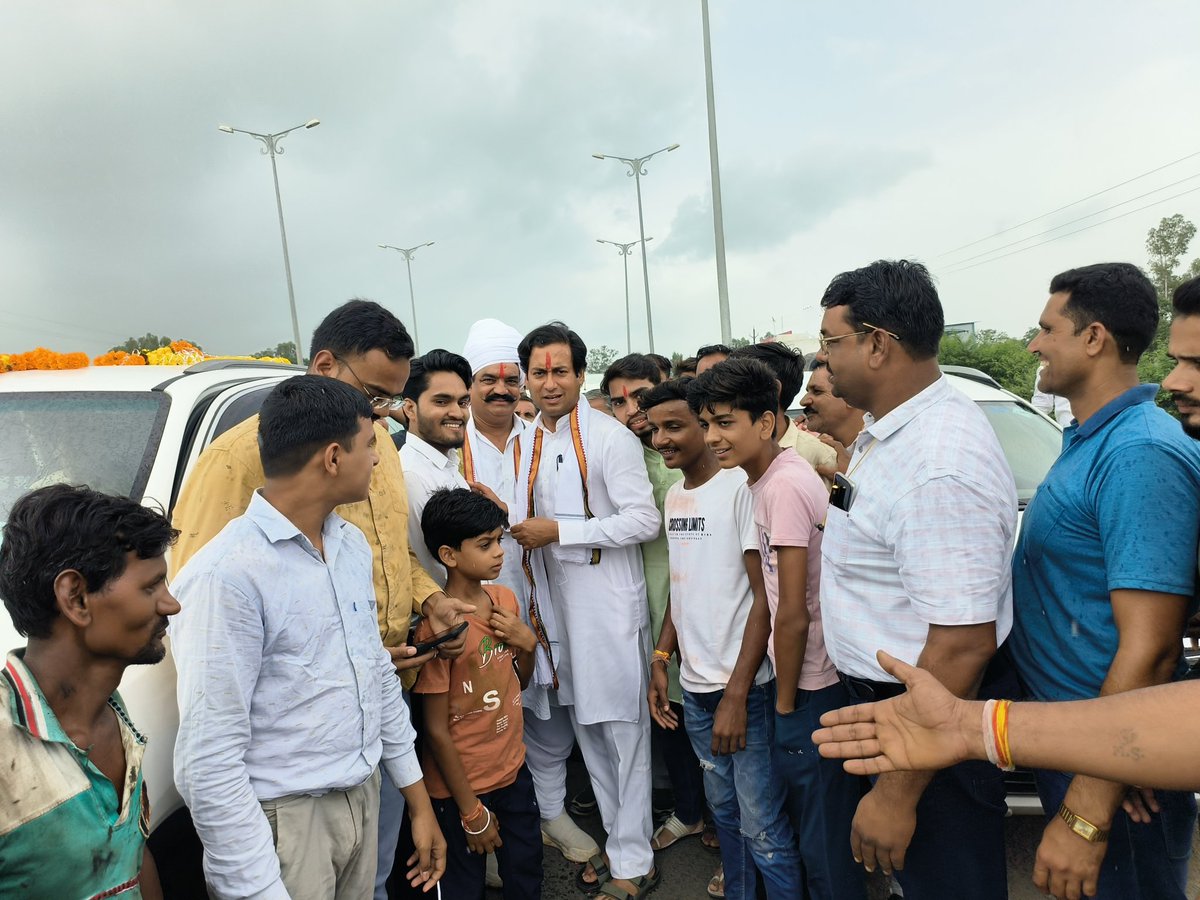 PurshottamDangi's tweet photo. आज राघोगढ़ से आगर जाते समय ब्यावरा बायपास मोटल होटल सरपंच ढाबा के सामने  पूर्व मंत्री एवं राघोगढ़ विधायक आदरणीय बाबा साहब जयवर्धन सिंह जी का स्वागत करते हुए https://t.co/C8bI34PHrA