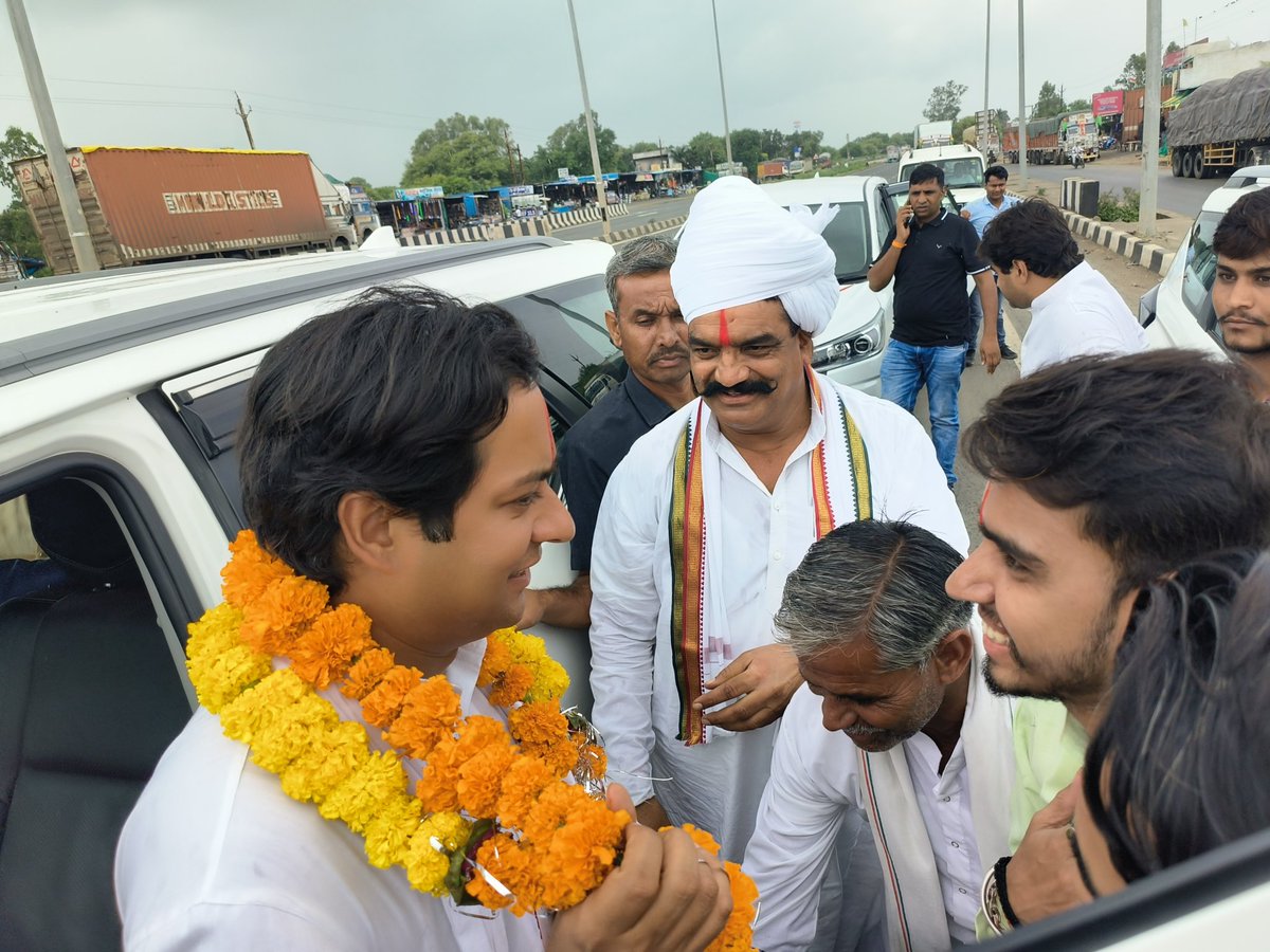 PurshottamDangi's tweet photo. आज राघोगढ़ से आगर जाते समय ब्यावरा बायपास मोटल होटल सरपंच ढाबा के सामने  पूर्व मंत्री एवं राघोगढ़ विधायक आदरणीय बाबा साहब जयवर्धन सिंह जी का स्वागत करते हुए https://t.co/C8bI34PHrA