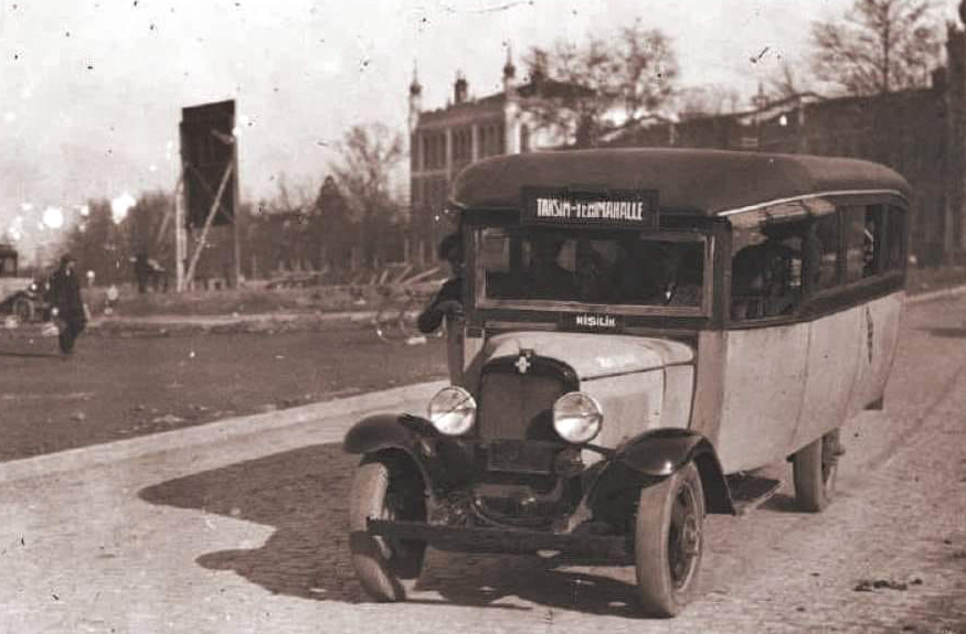Taksim ile Yenimahalle arasında çalışan yolcu otobüsü (1945)...
