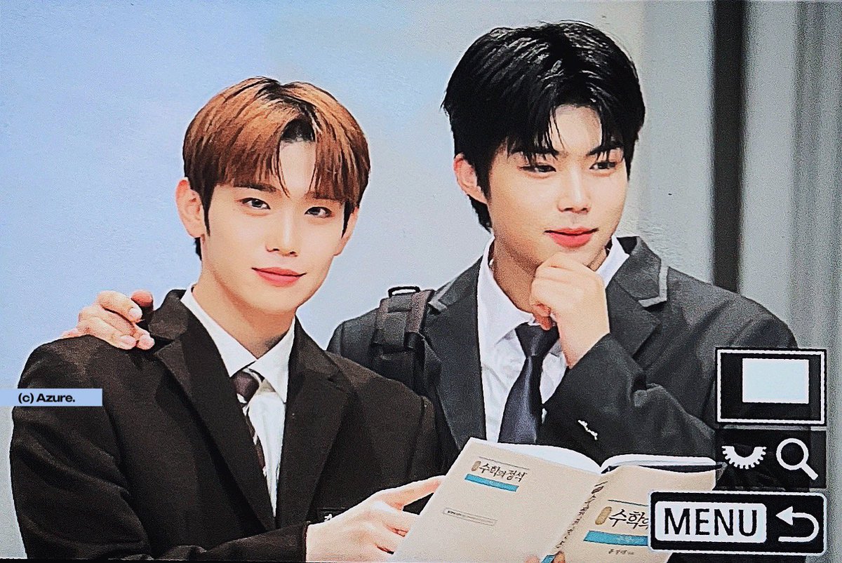 twinkl3rae's tweet photo. 수학 못하는데 수학 부장함
공부 잘하는 편 아니었는데
수업 시간에 절대 안 자고 친구들 필기 보여줌
단톡방에 항상 수행평가 공유해줌
밴드부 보컬 베이스 맡음

초중고 내내 반장,전교회장,부회장
운동 잘함 축구 대회 우승
공부 잘함 토론 전국대회 3등
댄스동아리
체육대회 취소됐는데 시위해서 체육대회함

이 둘이 한 그룹이랜다 ......