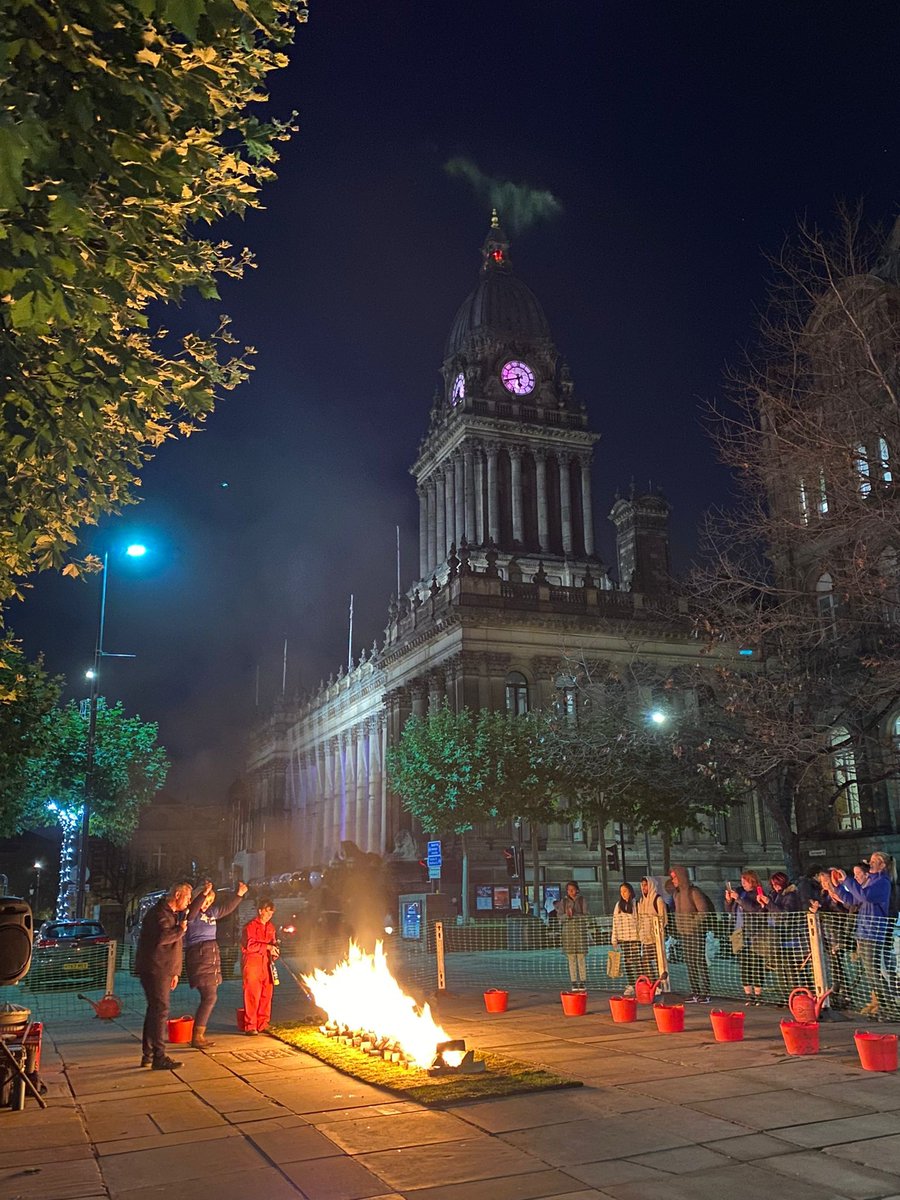 LeedsMind's tweet image. Experience a real 'Mind Over Matter' challenge at the Firewalk on Thursday 2nd November in the shadow of the stunning Leeds Town Hall! We'll see you there :) #Firewalk #HotCoals #MindOverMatter lght.ly/jb3h11l