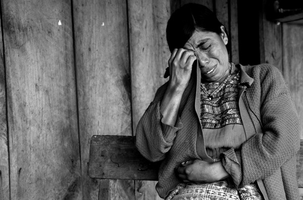 Rafael_Narbona's tweet photo. GUATEMALA: EL GENOCIDIO DEL PUEBLO MAYA

Desde que Estados Unidos estableció en la década de los sesenta la Doctrina de la Seguridad Nacional, se ha perseguido y asesinado sin tregua a los líderes comunitarios, sindicales y políticos de la izquierda latinoamericana. La lucha contra la “subversión” no ha respetado a nadie. Periodistas, activistas de los derechos humanos, trabajadores, intelectuales, sacerdotes, comunidades enteras. Se ha criminalizado cualquier forma de protesta social para realizar masacres que no se pueden relatar sin producir espanto y una ilimitada repugnancia moral. Guatemala es el país donde los niveles de sufrimiento han desbordado cualquier expectativa, encarnizándose con la población maya. El exterminio no pasó desapercibido, pero nadie mostró mucha preocupación por los crímenes perpetrados por soldados y paramilitares. Han pasado 40 años y persiste la indiferencia.

Con el pretexto de acabar con la guerrilla subversiva, los generales Fernando Romero Lucas García, Efraín Ríos Montt y Óscar Humberto Mejías desencadenaron en los años ochenta un genocidio que acabó con la vida de 200.000 mayas y 50.000 opositores políticos, obligando a desplazarse a 1.500.000 personas. Se han documentado 667 masacres y 443 aldeas completamente destruidas. La masacre de Las Dos Erres sólo es una de las muchas matanzas que se produjeron en esos años, pero contiene todos los elementos necesarios para reflejar la crueldad del genocidio maya. El 7 de diciembre de 1982 una unidad de kaibiles –tropas de élite instruidas en la Escuela de las Américas (Panamá) por el gobierno norteamericano- atacó la pequeña aldea de Las Dos Erres, situada al norte del país. 201 campesinos, la mayoría mujeres y niños, fueron asesinados con inaudita ferocidad. La sentencia describe escenas que desbordan nuestro umbral de tolerancia ante el dolor ajeno. Empalamientos, decapitaciones, mutilaciones, embarazadas destripadas, niñas violadas, bebés reventados contra las paredes, familias rociadas con gasolina y quemadas vivas. Es imposible leer la sentencia sin avergonzarse de pertenecer a la condición humana. Hace pocos años, se condenó a 6.030 años a los cuatro oficiales al mando. La ley guatemalteca establece como pena máxima un período de 50 años de reclusión. En la sentencia, se considera probado que el subinspector Manuel Pop Sun se ocultó entre los matorrales para violar a una niña de diez años, regresó con ella, la decapitó y arrojó el cadáver a un pozo que se utilizó como fosa común. Se procedió en el mismo orden que en otras aldeas. Primero, se separó a las mujeres y a los niños de los hombres, que fueron torturados y asesinados en presencia de sus seres queridos. Las mujeres tuvieron que cocinar para la tropa después de la matanza. Después, fueron violadas y también asesinadas.

EL ASESINATO DE JUAN GERARDI

En 1998, la Oficina de Derechos Humanos del Arzobispado de Guatemala publicó cuatro tomos (1.500 páginas) relatando todas las atrocidades cometidas por las juntas militares. En 1999, la Comisión de Esclarecimiento Histórico de la ONU publicó un informe más extenso e igualmente estremecedor: 12 tomos, 3.800 páginas de inenarrable espanto. Al igual que los informes sobre torturas y asesinatos en Sudáfrica, Argentina, Chile o El Salvador, los hechos producen una intolerable mezcla de indignación y horror. El 26 de abril de 1988 la Conferencia Episcopal de Guatemala seleccionó a Rodolfo Quezada Toruño y a Juan Gerardi para que representaran a la Iglesia Católica en la Comisión Nacional de Reconciliación. Gerardi impulsó el proyecto Recuperación de la Memoria Histórica (REMHI), comprometiéndose personalmente en la investigación de la verdad. Escribió informes, realizó entrevistas, habló con los supervivientes, se conmovió, se horrorizó y revivió el martirio de un pueblo crucificado. El 24 de abril de 1998 presentó el trabajo del REMHI con el título “Guatemala: Nunca más”, que documentaba 54.000 violaciones de los derechos humanos durante la dictadura militar que gobernó el país entre 1960 y 1996. “El trabajo de búsqueda de la verdad no termina aquí –advirtió Gerardi-. Ahora tiene que regresar a su fuente, al origen del que brotó y apoyar mediante homenajes, reconocimientos y ceremonias el papel de la memoria como instrumento de reconstrucción social”. Gerardi evocó emocionado a las 250.000 víctimas de la represión, a los casi dos millones de exiliados o desplazados, a los 200.000 huérfanos y a las 40.000 viudas. Nueve de cada diez víctimas eran civiles desarmados, la mayoría indígenas masacrados en sus aldeas. El 90% de los crímenes habían sido cometidos por el Ejército y sus escuadrones de la muerte entrenados por Estados Unidos.

Yo no he sido capaz de leer completo el informe elaborado por Juan Gerardi y otros activistas comprometidos con la verdad. Las aberraciones cometidas por los militares me producen una consternación infinita, particularmente las torturas y agresiones sexuales que soportaron las niñas:

«“Uno de los instrumentos de presión más fuertes contra las mujeres fue la utilización de los hijos para controlar, dominar o violentar las conciencias de sus madres: la tortura o muerte de familiares y la manipulación de los afectos como herramientas de tortura psicológica contra las mujeres:
Los niños vieron todo lo que hicieron a sus mamás, sus hermanas y demás familiares; y después a ellos también los mataron. Informante Clave 027 (Victimario), 1982” ».

Especialmente escalofriantes resultan las denuncias de horrores contra las mujeres embarazadas y los niños que estaban en su vientre. Se trata de una conducta repetida que refleja claramente la brutalidad de los integrantes del Ejército contra la población civil, tratando de eliminar hasta el origen de la vida:

“Las mujeres que iban embarazadas, una de ellas que tiene ocho meses ahí le cortaron la panza, le sacaron la criatura y lo juguetearon como pelota, de ahí le sacaron una chiche la dejaron colgada en un árbol. Caso 6335, Barillas, Huehuetenango, 1981.

Y quedaban los fetos colgando con el cordón umbilical. No cabe duda de que fue especialmente contra la mujer indígena el hecho de matar a los niños delante de las madres. Entrevista 0165.”

En el informe se pregunta a los supervivientes por qué la violencia se encarnizó con las mujeres y las niñas. Un testigo anónimo, cuyo nombre se omite para garantizar su seguridad, contesta con lucidez:

“Yo pienso que la contrainsurgencia era una política muy elaborada, pensada y calculada en el caso de la mujer, porque definitivamente las mujeres son un símbolo, el símbolo de la vida, el de la perpetuidad de la vida. O sea matar a la mujer era matar a la vida. Así como en el caso de los ancianos era matar la sabiduría de la gente, su memoria histórica, sus raíces. Entrevista 0165”.

Dos días después de la aparición del informe, monseñor Gerardi fue asesinado con un bloque de concreto. Los reiterados golpes en la cabeza le desfiguraron de tal modo que sólo pudo ser identificado por su anillo episcopal. Gracias a la colaboración del ex agente Rubén Chanax Sontay, que había vigilado durante dos años a Gerardi, con una falsa identidad de indigente, se logró averiguar que el crimen lo habían cometido el coronel retirado Byron Lima Estada, su hijo, el capitán Byron Lima Oliva (adscrito al servicio de inteligencia militar) y el ex militar Obdulio Villanueva, con la complicidad del sacerdote Mario Orantes Nájera, que compartía parroquia con Gerardi y que nunca había ocultado su antipatía hacia el trabajo realizado por el obispo a favor de las víctimas. Los responsables fueron juzgados y condenados por un tribunal civil de primera instancia, lo cual se consideró una importante victoria en el proceso de democratización.

EL LEGADO DE LAS VÍCTIMAS

Rigoberta Menchú, premio Nobel de la Paz 1992, presentó en 1999 una denuncia ante la Audiencia Nacional española contra Efraín Ríos Montt y otros cuatro generales, aprovechando la jurisdicción internacional de cualquier tribunal democrático en los casos de genocidio, crímenes de guerra y crímenes contra la humanidad. La denuncia no prosperó. En 2014, el gobierno de Mariano Rajoy modificó la ley para que este tipo de denuncias sólo puedan aplicarse a los hechos acaecidos en el territorio nacional, limitando de este modo cualquier iniciativa que pretenda ampararse en la legislación internacional contra la tortura y la violación de los derechos humanos. Algunos de los generales implicados en el genocidio del pueblo maya han muerto, librándose del brazo de la justicia. Efraín Ríos Montt fue condenado el 10 de mayo de 2013 a 80 años de prisión por genocidio y crímenes contra la humanidad, pero la sentencia fue anulada el 20 de mayo de 2013 por la Corte de Constitucionalidad de Guatemala. La ley y la ética se divorcian, cuando el poder político y financiero interviene, protegiendo sus intereses.

El genocidio sigue vivo en la memoria colectiva del pueblo maya. Los vínculos comunitarios permanecen, pero se han propagado el fatalismo y la resignación. Mirar hacia otro lado, ignorar lo sucedido, no levantar la voz, recordando a las víctimas, constituye una forma de complicidad. La ética exige un compromiso activo, un espíritu de denuncia orientado a evitar que se repitan los crímenes. La responsabilidad moral, política y militar de Estados Unidos en el genocidio del pueblo maya es incontestable. Conviene recordarlo una y otra vez, especialmente cuando se justifican guerras y terribles violaciones de los derechos humanos, alegando que no hay otra alternativa para combatir el terrorismo. 

Si olvidamos a las víctimas, si no alzamos la voz para recordar su sufrimiento, si no nos comprometemos para evitar que estas atrocidades se repitan, las víctimas morirán de nuevo, extraviándose en un olvido inaceptable. El pueblo maya se merece un futuro de paz y prosperidad. Ayudémosle a construirlo y a proteger su identidad cultural. Los niños y las niñas mayas no deberían enfrentarse nuca más a hombres armados, dispuestos a aniquilar unas vidas que sólo han comenzado a despuntar.

Rafael Narbona