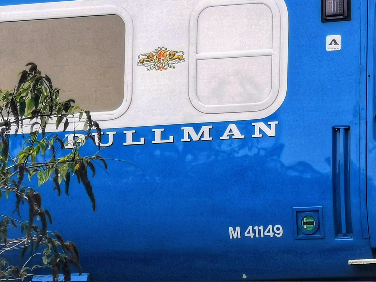JackieGMs66's tweet photo. If you like trains the Midland Pullman is parked by Tothill Park, it's very pretty.. For a train ๐๐
๐ @MidlandsTrains1 #MidlandsPullman #trainspotting #TothillPark #Plymouth https://t.co/3UVrCFIvCh