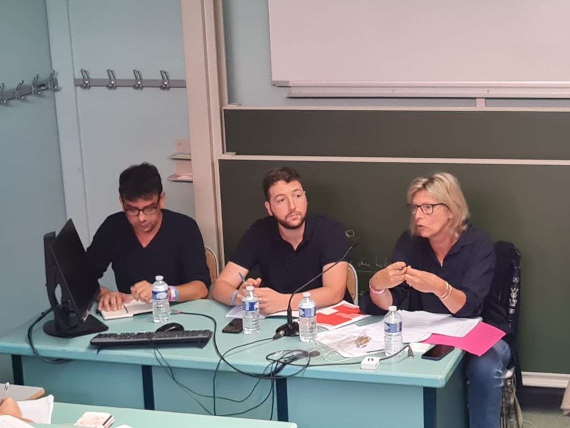 CarnetsRouges's tweet photo. À l'Université d'été du PCF, on parle de l'enseignement professionnel, avec Léo Garcia, Sébastien Laborde et Sigrid Girardin. Avec Carnets rouges sur la table ! Un numéro à (re)découvrir en ligne : https://t.co/cU0cDacdl8 https://t.co/nAqcmjfl8x