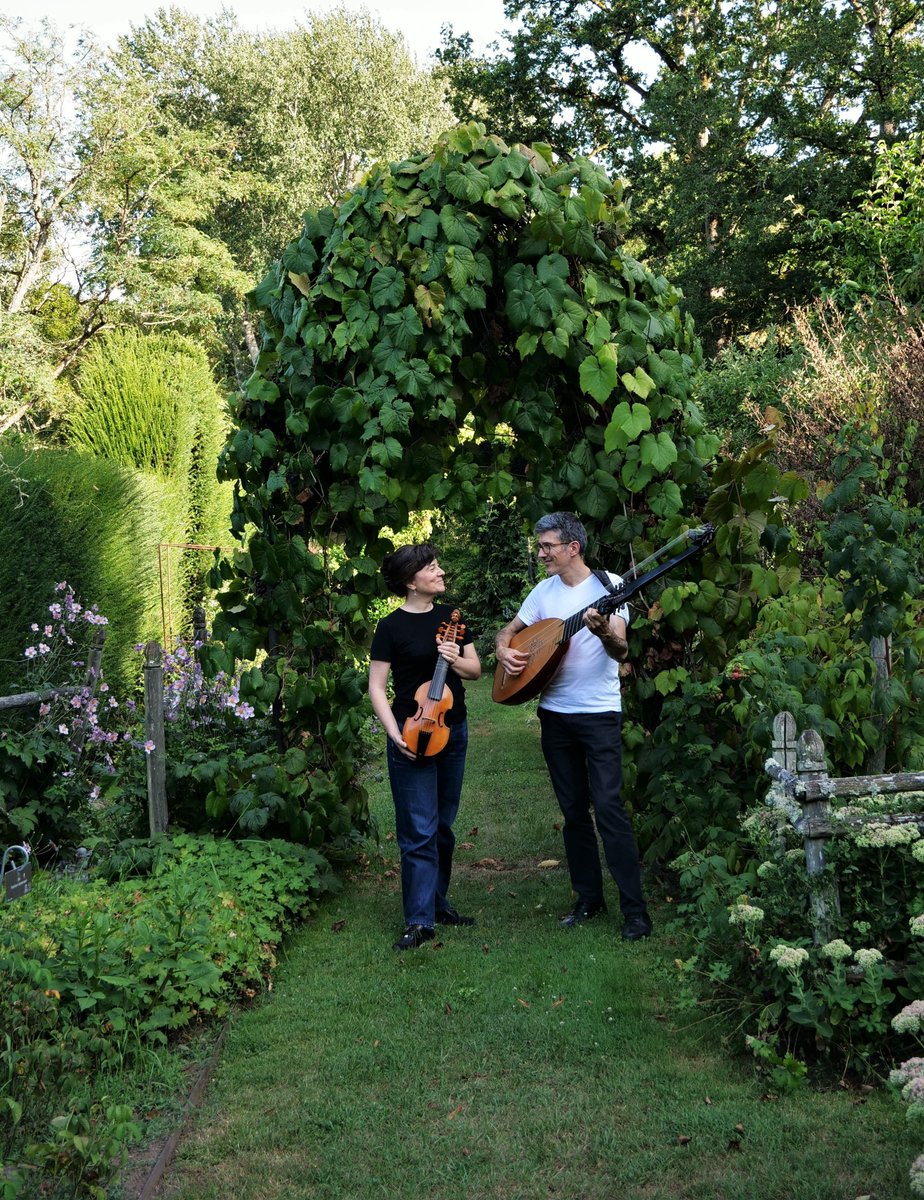 Le Concert des Oiseaux hier soir dans les jardins de Poulaines. Magnifique endroit, berceau de biodiversité.
Photos de Charlotte Perrot.
#domainedepoulaines #jardinremarquable