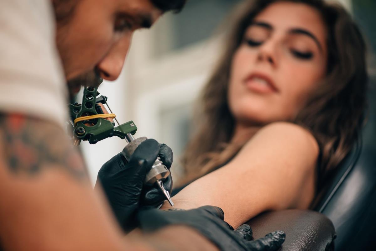 Austria offers free rail travel for a year IF you get a tattoo: edition.cnn.com/travel/travel-… Klimaticket travel pass gives people a year’s free public transport if they got the rail card logo tattooed on their body. #Austria #Travel