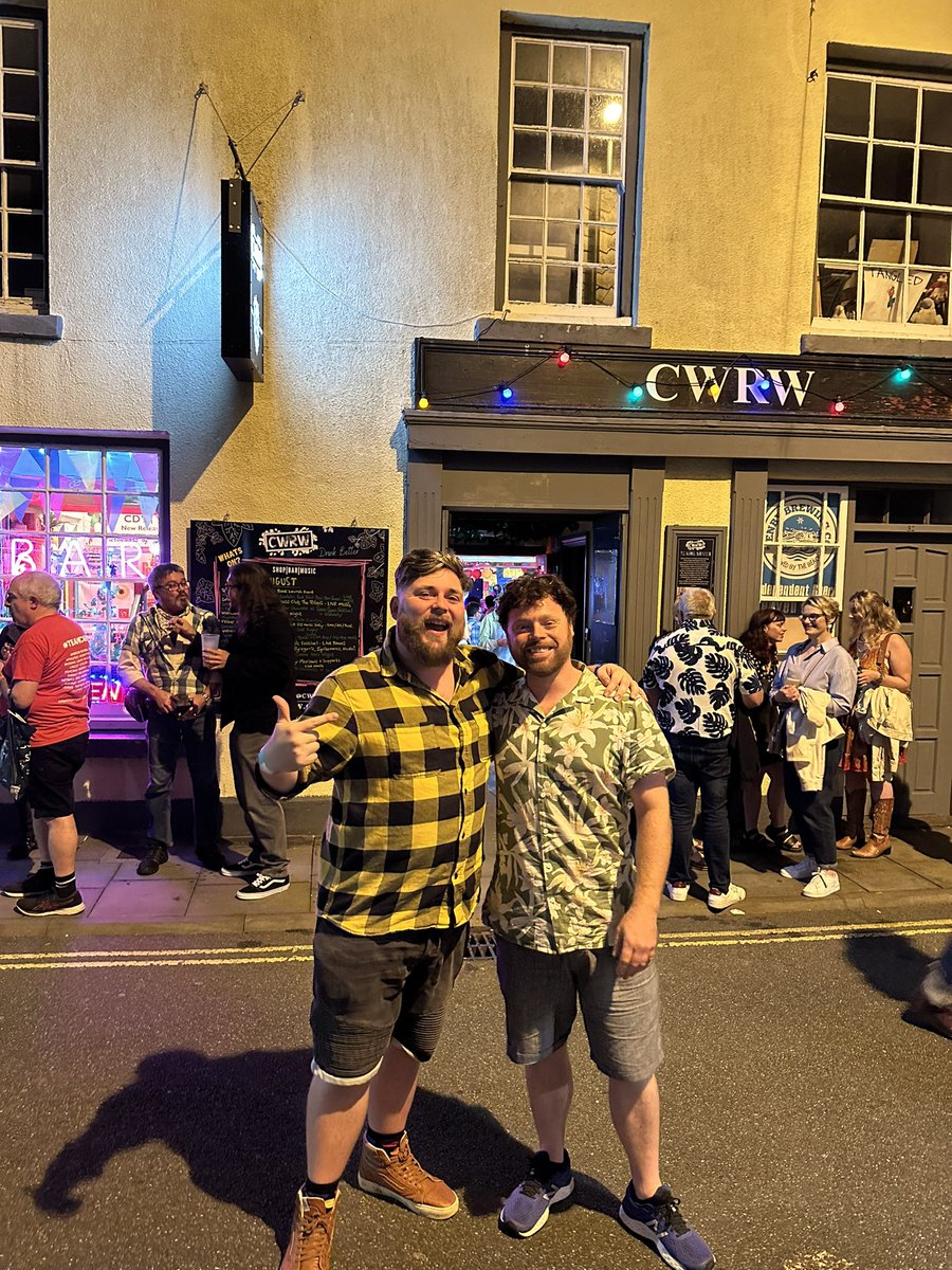 🧵 CARMARTHEN: A THREAD

AHHHH CARMARTHEN - WHAT A TREAT 🏴󠁧󠁢󠁷󠁬󠁳󠁿❤️

Ces i amser anhygoel neithiwr, had such a cracking time at the Carmarthen Music Festival last night ❤️

Mikey CWRW. He pours his heart and soul into this fabulous grassroots venue and gosh, does it show! The town are