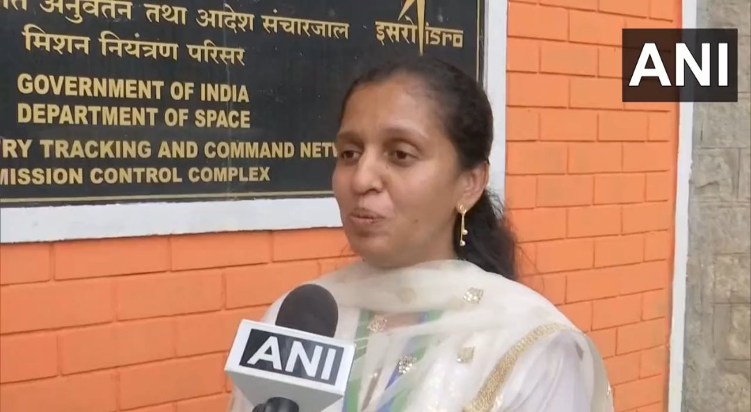 JurnoSuchitra's tweet image. #Chandrayaan3Mission की सफलता में अहम भूमिका निभाने वाली भारत की महिला वैज्ञानिक। इनसे मुलाकात करके एक नई ऊर्जा मिली कि जीवन में कुछ भी असंभव नहीं है बस कोशिश लगातार करते जाना है सकारात्मक सोच और दृढ़ इच्छा शक्ति के साथ। Salute &amp;amp; Respect to our real stars🇮🇳👏👏
#ISROScientists