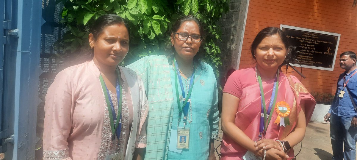 JurnoSuchitra's tweet image. #Chandrayaan3Mission की सफलता में अहम भूमिका निभाने वाली भारत की महिला वैज्ञानिक। इनसे मुलाकात करके एक नई ऊर्जा मिली कि जीवन में कुछ भी असंभव नहीं है बस कोशिश लगातार करते जाना है सकारात्मक सोच और दृढ़ इच्छा शक्ति के साथ। Salute &amp;amp; Respect to our real stars🇮🇳👏👏
#ISROScientists