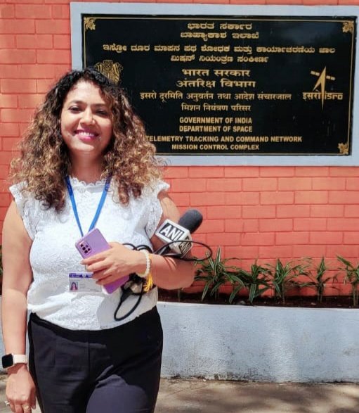 JurnoSuchitra's tweet image. #Chandrayaan3Mission की सफलता में अहम भूमिका निभाने वाली भारत की महिला वैज्ञानिक। इनसे मुलाकात करके एक नई ऊर्जा मिली कि जीवन में कुछ भी असंभव नहीं है बस कोशिश लगातार करते जाना है सकारात्मक सोच और दृढ़ इच्छा शक्ति के साथ। Salute &amp;amp; Respect to our real stars🇮🇳👏👏
#ISROScientists