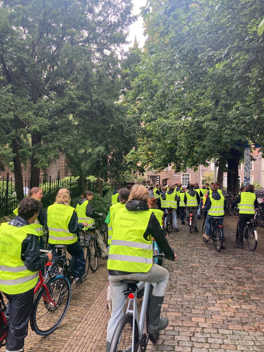 infocleanupall1's tweet photo. Studenten “vroeg@ op pad voor een giga cleanup over heel Delft !!!! https://t.co/nB4ZG4lceA