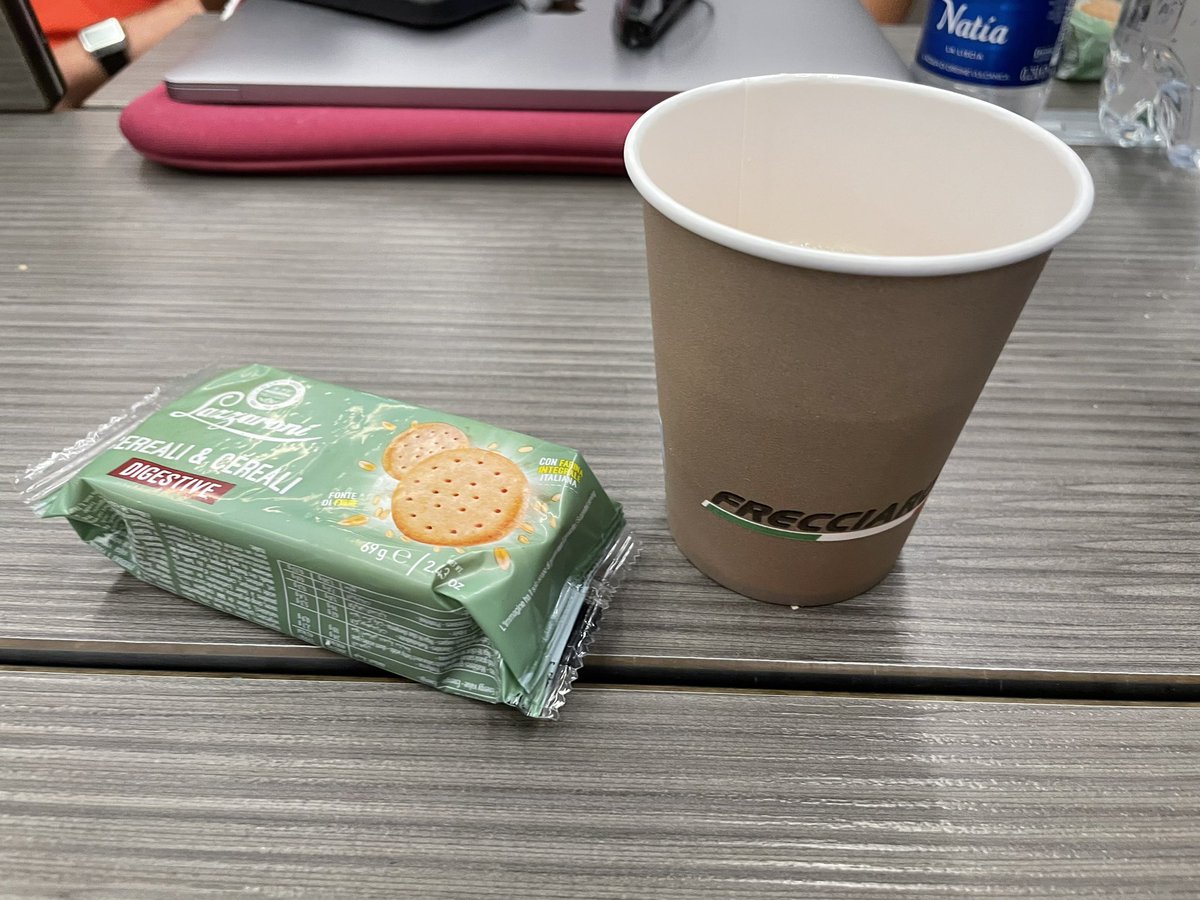 Sul #frecciarossa 9810 di ieri sera, 26 agosto, nonostante io abbia volutamente pagato un servizio Business questo è ciò che ho ricevuto: niente box, niente scelta, addirittura niente acqua! Vergognoso e imbarazzante @LeFrecce <a href="/fsitaliane/">Ferrovie dello Stato Italiane</a> oltre alla maleducazione dell’addetta