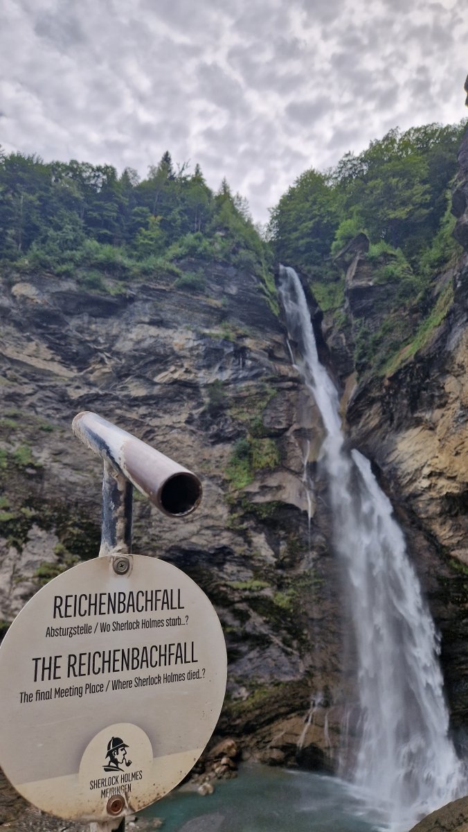 miplotex's tweet photo. #SherlockHolmes duelliert sich mit seinem Erzfeind Professor Moriarty
Er stürzt und stirbt
Scheinbar
Story wird nicht verraten
Im #sherlockholmesmuseum #meiringen
und am #reichenbachfall im Berner Oberland
Für Liebhaber der Geschichten von Sir Arthur Conan Doyle zwei Pilgerorte🕵️♂️ https://t.co/dzwfiM4kCQ