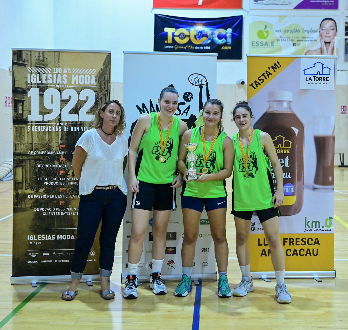 ajmanresa's tweet photo. 🏀 Gran ambient de bàsquet i Festa Major amb el torneig 3x3 de @basquetsalle celebrat aquest dissabte 📈 78 equips masculins i femenins, 234 esportistes i centenars d'espectadors 👉 Hi va assistir el regidor d’Esports @anjovalenti i la regidora Isabel Sànchez https://t.co/2dekPd8ti7