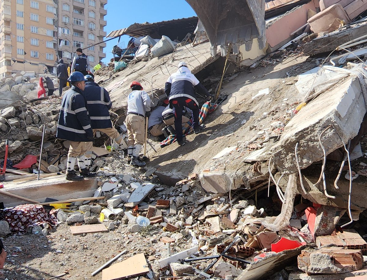 Şimdi bir haber düştü önüme. Ebrar Sitesi bilirkişi raporunda enkaz hemen kaldırıldığı için taşıyıcı sistem tespiti yapılamamış. Bakın size delil vereyim. 12 katlı binayı taşıyan kolondaki 6 tane demire bakın.