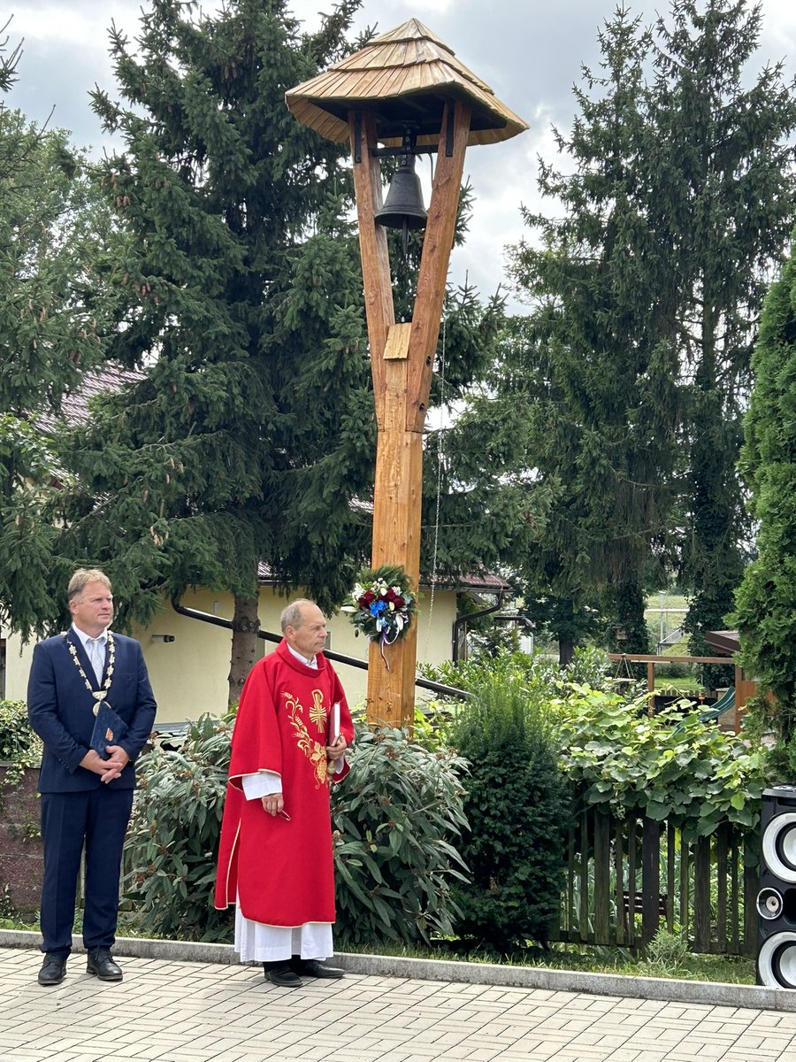RadekRozvoral's tweet photo. Oslavy 800 let na počest první písemné zmínky o mé rodné obci Všechlapy u Nymburka se vydařily, přestože nám trochu pršelo. Krásnou neděli všem. 😊❤️💛🎉
#oslavy, #800let, #vsechlapy, #radekrozvoral https://t.co/ZkSWoePfKR
