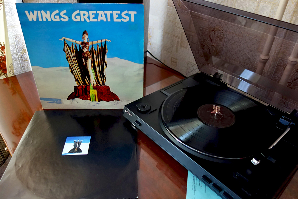 Surovmag's tweet photo. #nowspinning #Vinyl #VinylCollection #Винил #GoodMusicHappyLife #70smusic #ClassicRock #WingsBand https://t.co/24rQn9ehkl