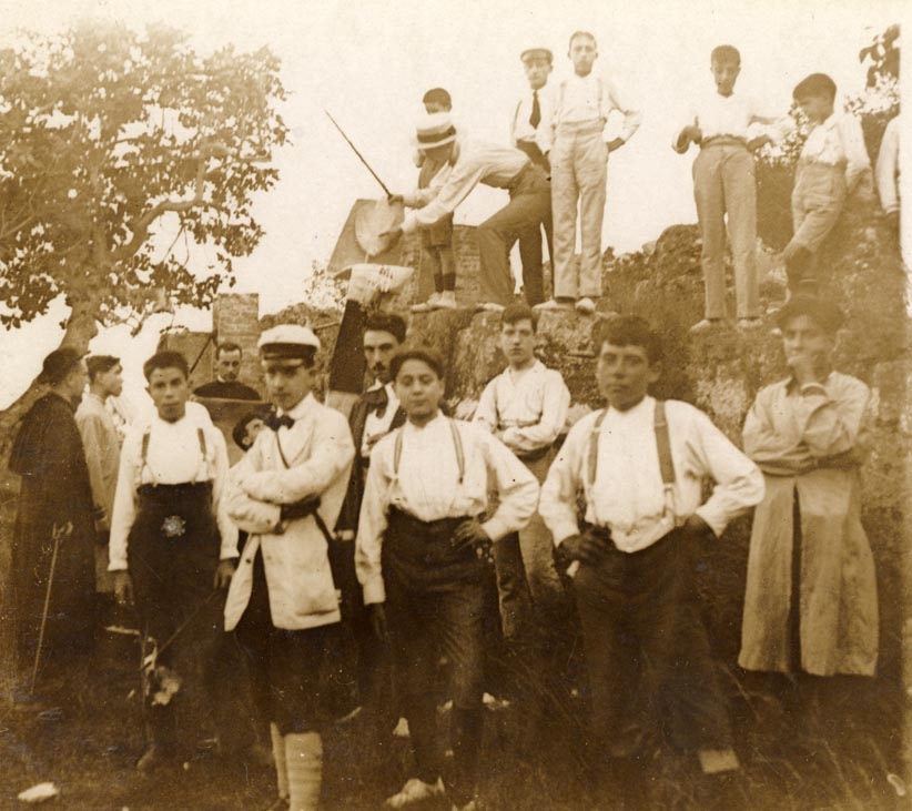 Retrat d'un grup de nois de la Congregació Mariana de Vilanova i la Geltrú. 1916-1925

📸📁 Arxiu Nacional de Catalunya, Fons de Joan Artigues.

#arxiu #vilanovailageltru #garraf #nois #congregació #mariana