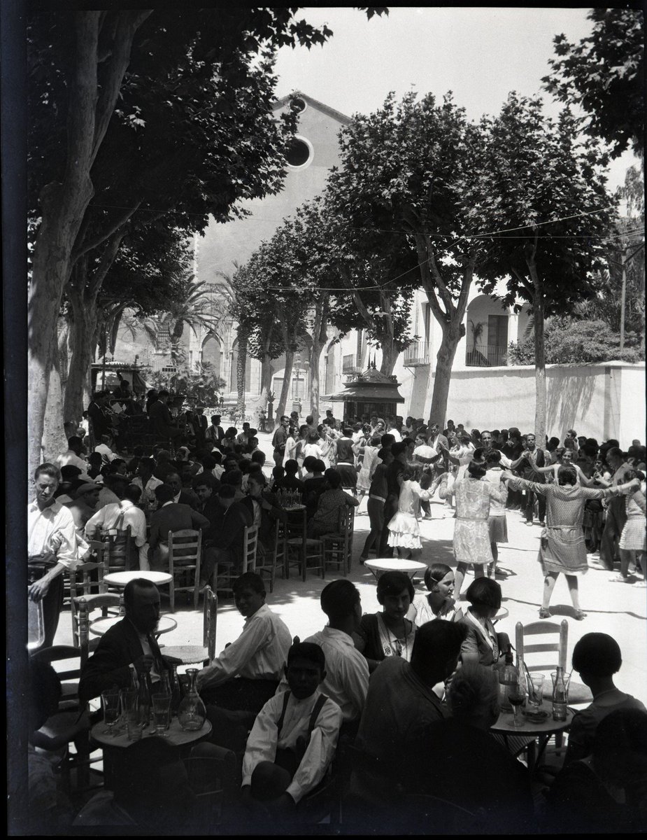 Balls de sardanes a la Rambla. Primera meitat del segle XX. 

📸📁 Arxiu Comarcal del Garraf, fons de Magí Mestres
#arxiu #vilanovailageltru #garraf #sardanes #rambla #celebració #tradicions