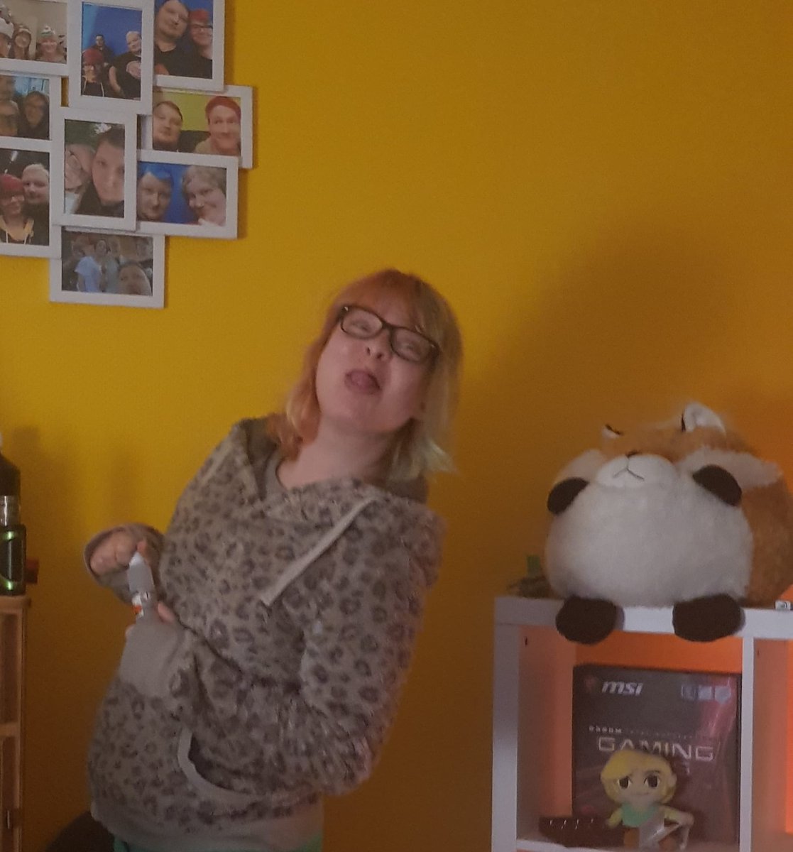 ZuckerKeksi's tweet photo. Gerade alte Fotos gefunden xD wie lang meine Haare mal waren xD https://t.co/XIRvCISxQ6
