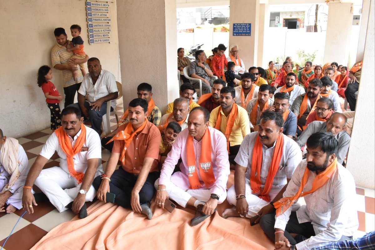 mukesh_doshi_'s tweet photo. આજરોજ રાજકોટ મહાનગર વોર્ડ નં ૮ માં બુથ નં ૨૪૪ વૈશાલીનગર માં મન કી બાત કાર્યક્રમ બુથ ના લોકો સાથે નિહાળ્યો.

#MannKiBaat 
#NarendraModi https://t.co/vjHPt8oRDh