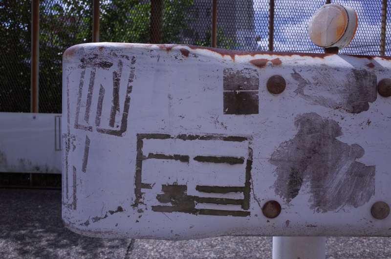 artbeerplan's tweet photo. #接着剤アート もしくは #看板跡 #glue_glyphs #lostposter https://t.co/CbrGZ6n4FO
