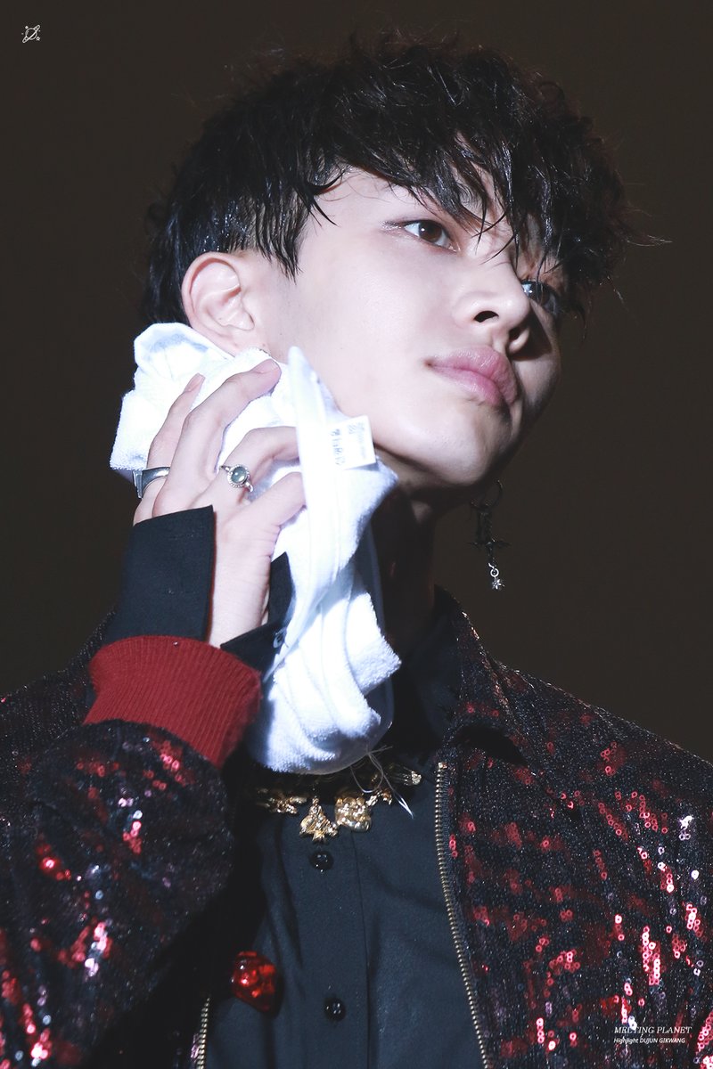 melting_planet's tweet photo. [UPDATE] 170827 하이라이트 콘서트 Can U Feel It in 부산 기광 *36pic
N년전 오늘 사진보다가 충동적으로 정리 😂
🔗https://t.co/MfYoenOuWO
#이기광 #기광 #하이라이트 #LEEGIKWANG #GIKWANG #HIGHLIGHT 
@900_330 https://t.co/8XMZsILpk0
