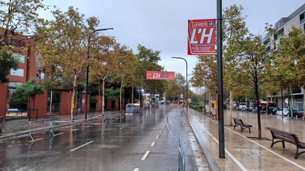 LHAjuntament's tweet photo. 😃Tot a punt a #LHospitalet per al pas de @lavuelta!

👉AVUI a partir de les 16.30 h.

🚴Els corredors arribaran des de Cornellà per l��av. del Carrilet fins a la rambla de la Marina per anar a l’av. de la Granvia cap a Barcelona.

ℹ️👉https://t.co/YyOOPQBxeW https://t.co/133HLctdb1