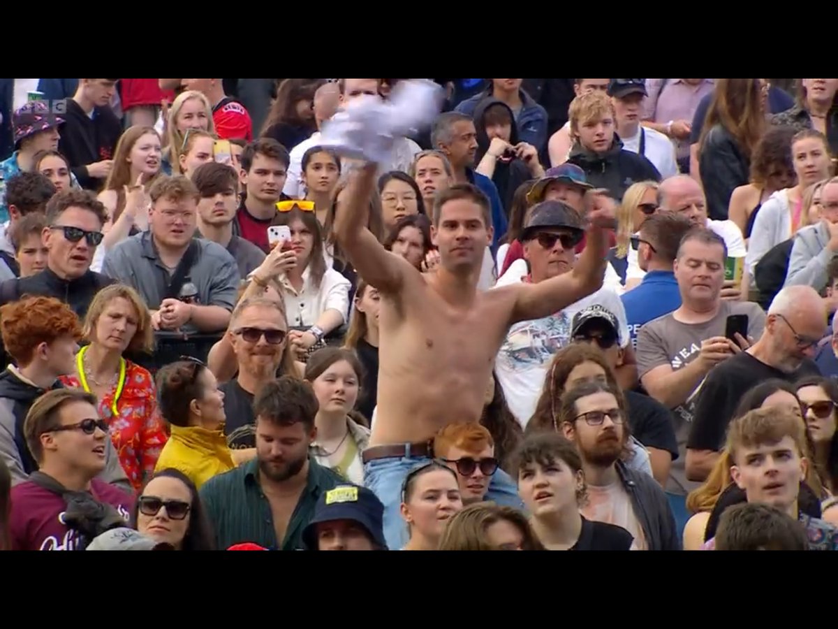 BerkshireforEU's tweet photo. ππPlay spot the #BollocksToBrexit stickers in the crowd at #ReadingFestival with us! ππ
π’ And if you want your own stickers, find is by the rowing club
π¬π§β€οΈπͺπΊπ¬π§β€οΈπͺπΊπ¬π§β€οΈπͺπΊ
#BollocksToBrexit #BrexitIsBollocks #RejoinEU #SaveOurMusic #BetterTogether https://t.co/ajbVVWi0tQ