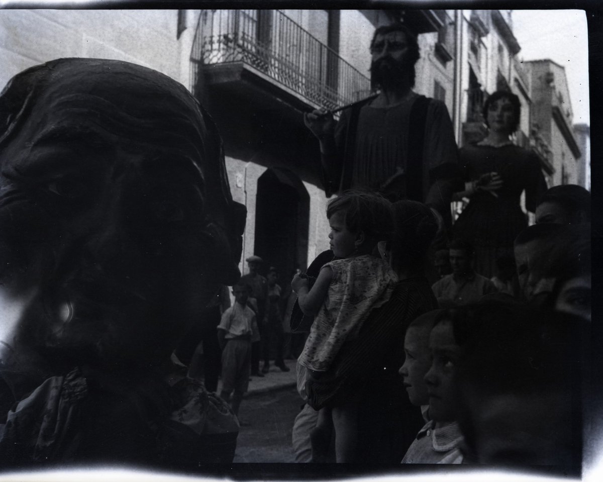 Nans i gegants grossos. Primera meitat del segle XX.

📸📁 Arxiu Comarcal del Garraf, Fons de Magi Mestres
#arxiu #vilanovailageltru #gegants #nans #garraf #festes #tradicions