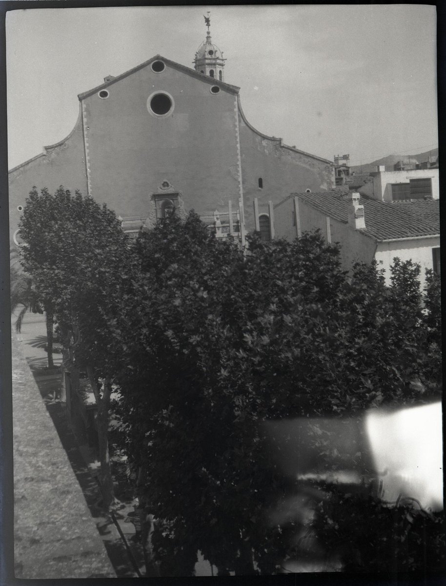 Vista del inici de la Rambla, façana posterior de Sant Antoni Abat i Campanar de Vilanova i la Geltrú. Primera meitat del segle XX

📸📁 Arxiu Comarcal del Garraf, Fons de Magi Mestres

#arxiu #vilanovailageltru #garraf #esglesia #santantoni #rambla #campanar #arbres