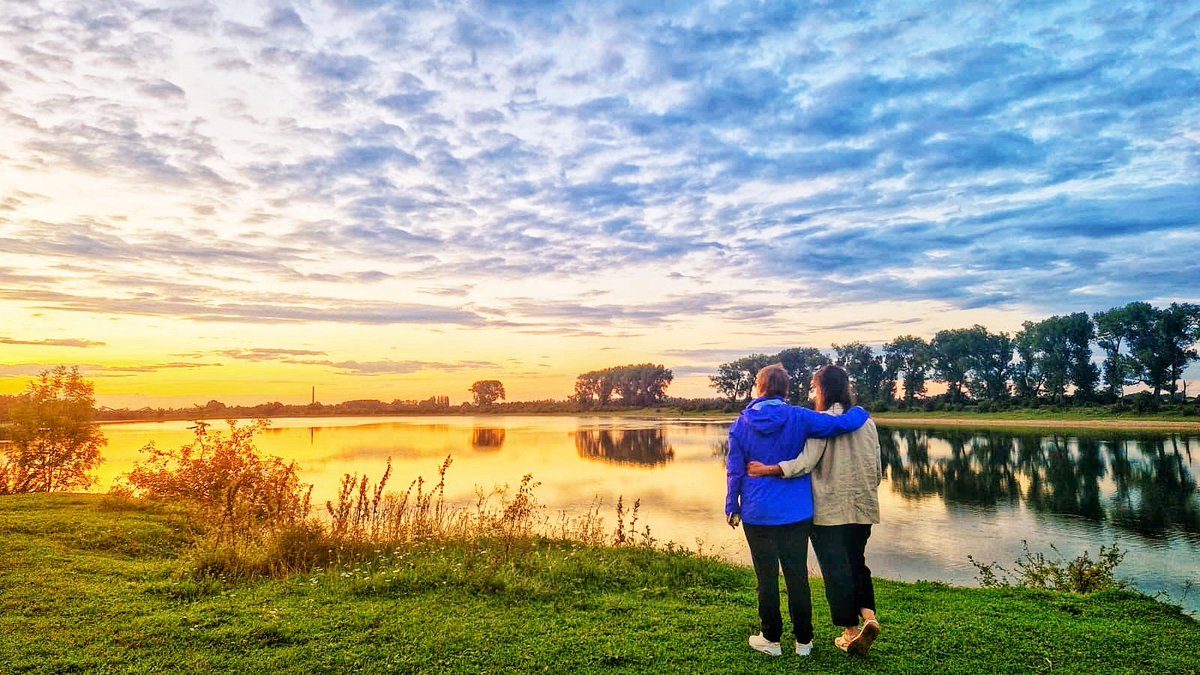 Met mijn zus genieten van de zonsondergang in de Ooijpolder #Bisonbaai #Nijmegen #Nederlandismooi ☀️☀️☀️